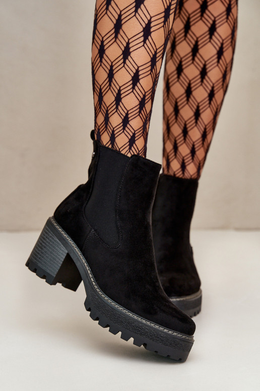 Gewärmte Damenstiefel mit Absätzen aus Öko-Wildleder in der Farbe Schwarz Irissinae Gewärmte Damenstiefel mit Absätzen aus Öko-Wildleder in der Farbe Schwarz Irissinae