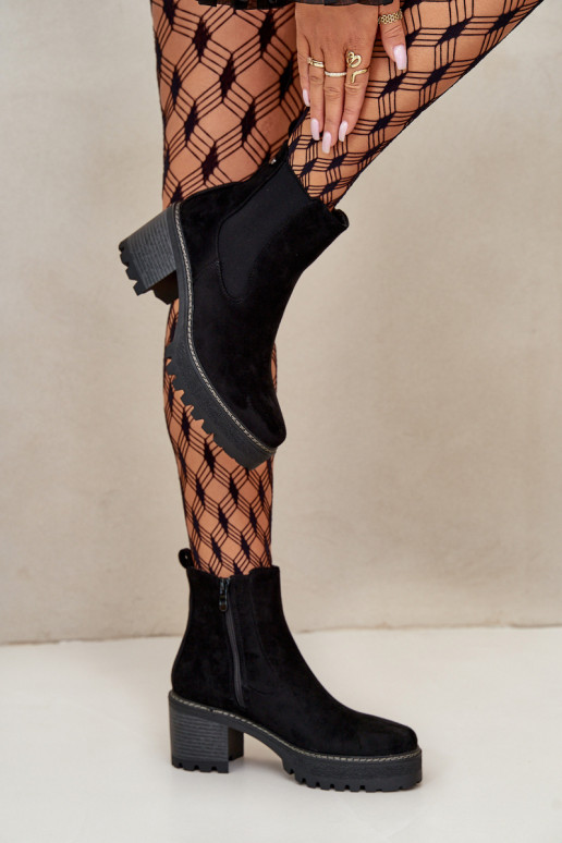 Gewärmte Damenstiefel mit Absätzen aus Öko-Wildleder in der Farbe Schwarz Irissinae Gewärmte Damenstiefel mit Absätzen aus Öko-Wildleder in der Farbe Schwarz Irissinae