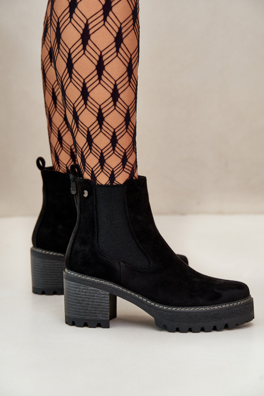 Gewärmte Damenstiefel mit Absätzen aus Öko-Wildleder in der Farbe Schwarz Irissinae Gewärmte Damenstiefel mit Absätzen aus Öko-Wildleder in der Farbe Schwarz Irissinae