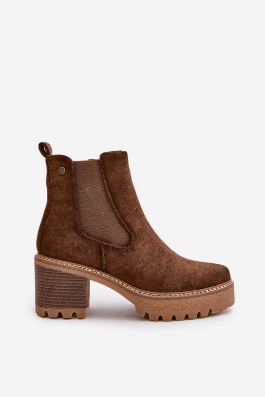 Gewärmte Damenstiefel mit Absätzen aus Öko-Wildleder in der braunen Farbe Irissinae Gewärmte Damenstiefel mit Absätzen aus Öko-Wildleder in der braunen Farbe Irissinae