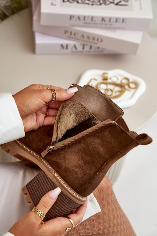 Gewärmte Damenstiefel mit Absätzen aus Öko-Wildleder in der braunen Farbe Irissinae Gewärmte Damenstiefel mit Absätzen aus Öko-Wildleder in der braunen Farbe Irissinae