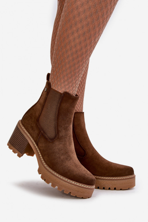 Gewärmte Damenstiefel mit Absätzen aus Öko-Wildleder in der braunen Farbe Irissinae Gewärmte Damenstiefel mit Absätzen aus Öko-Wildleder in der braunen Farbe Irissinae