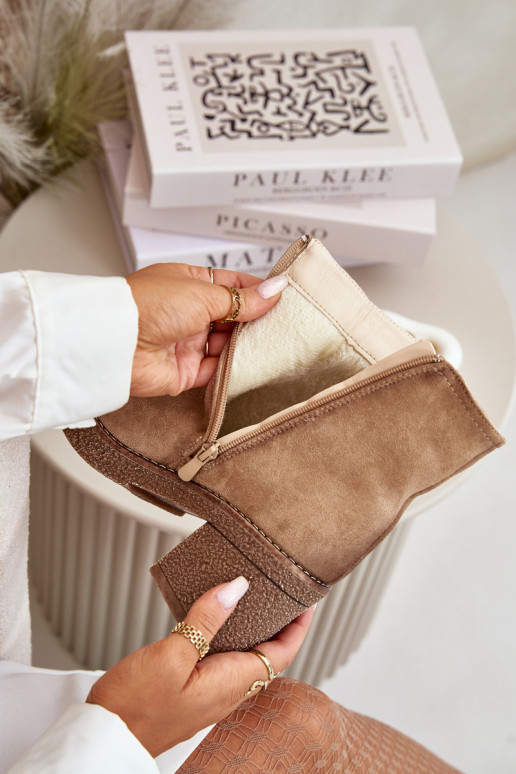 Stiefel mit Innenheizung aus Öko-Wildleder in der Farbe Beige Arkesia Stiefel mit Innenheizung aus Öko-Wildleder in der Farbe Beige Arkesia
