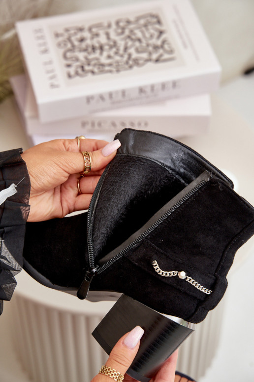 Gewärmte Damen-Stiefeletten mit Ketten aus Öko-Wildleder in der Farbe Schwarz Hanalen Gewärmte Damen-Stiefeletten mit Ketten aus Öko-Wildleder in der Farbe Schwarz Hanalen