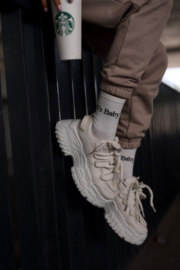 Sneakers Modell Schuhe Damen mit modischen massiven Sohlen in der Farbe Elfenbein Nevela