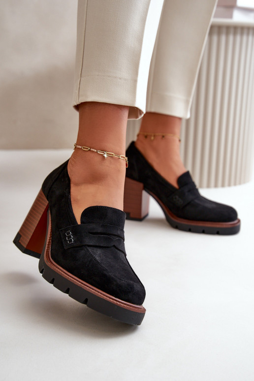 Damenschuhe mit hohen Absätzen aus... Damenschuhe mit hohen Absätzen aus...