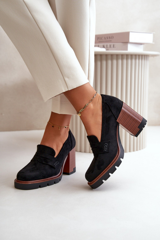 Damenschuhe mit hohen Absätzen aus... Damenschuhe mit hohen Absätzen aus...