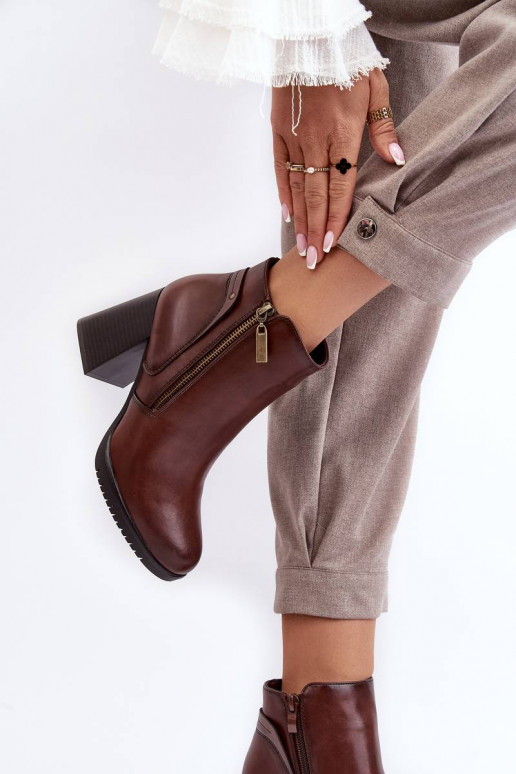 Stiefel mit hohen Absätzen in brauner... Stiefel mit hohen Absätzen in brauner...