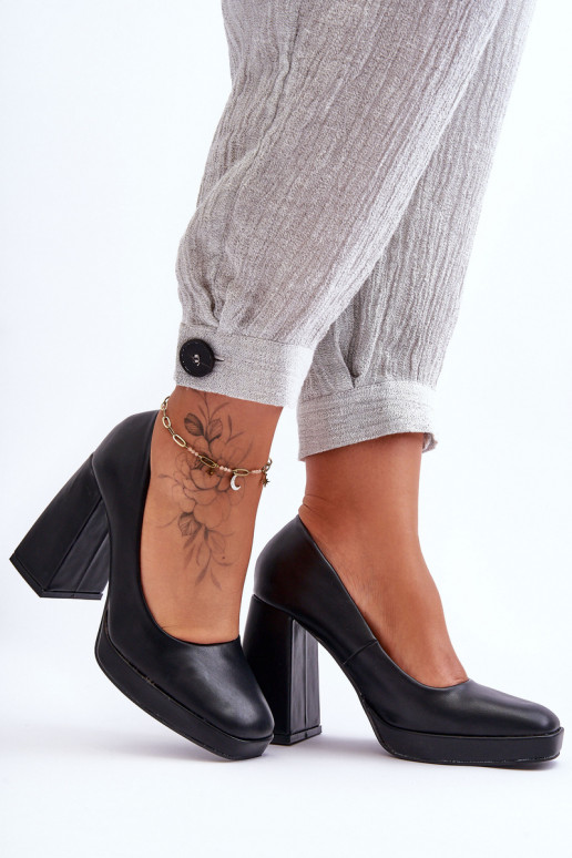Schuhe mit breitem Absatz in der... Schuhe mit breitem Absatz in der...