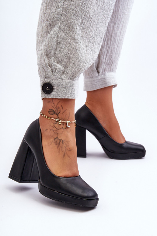 Schuhe mit breitem Absatz in der... Schuhe mit breitem Absatz in der...