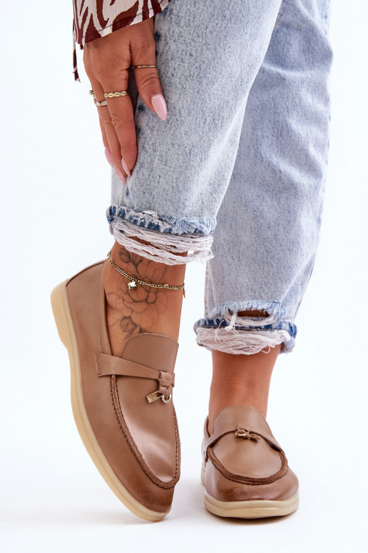 Klassische Damen-Slipper aus braunem... Klassische Damen-Slipper aus braunem...