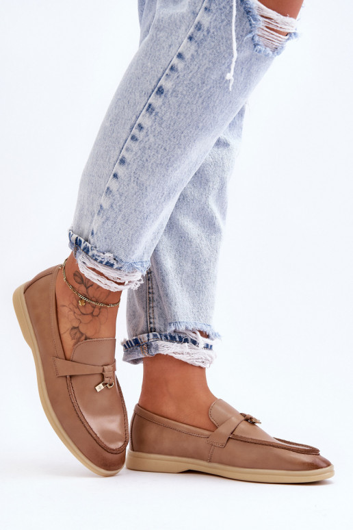 Klassische Damen-Slipper aus braunem... Klassische Damen-Slipper aus braunem...