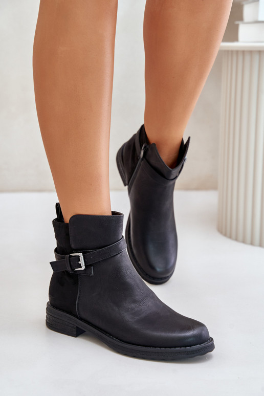 Gewärmte Stiefel mit breiten Absätzen und Riemchen in der schwarzen Farbe Sabamessa Gewärmte Stiefel mit breiten Absätzen und Riemchen in der schwarzen Farbe Sabamessa