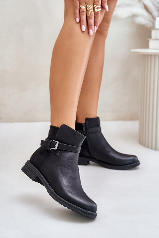 Gewärmte Stiefel mit breiten Absätzen und Riemchen in der schwarzen Farbe Sabamessa Gewärmte Stiefel mit breiten Absätzen und Riemchen in der schwarzen Farbe Sabamessa
