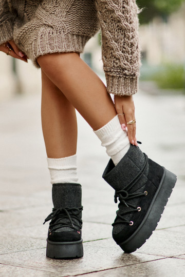 Schneestiefel mit modischen Details mit Plateau in schwarz