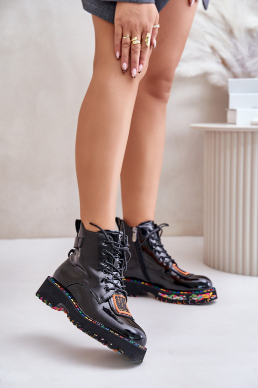 Lackierte, gefütterte Stiefel in Schwarz Artiker