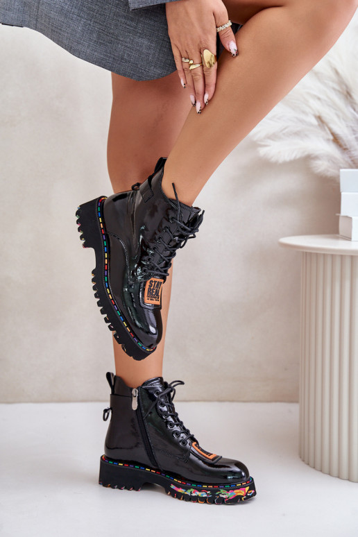 Lackierte, gefütterte Stiefel in... Lackierte, gefütterte Stiefel in...