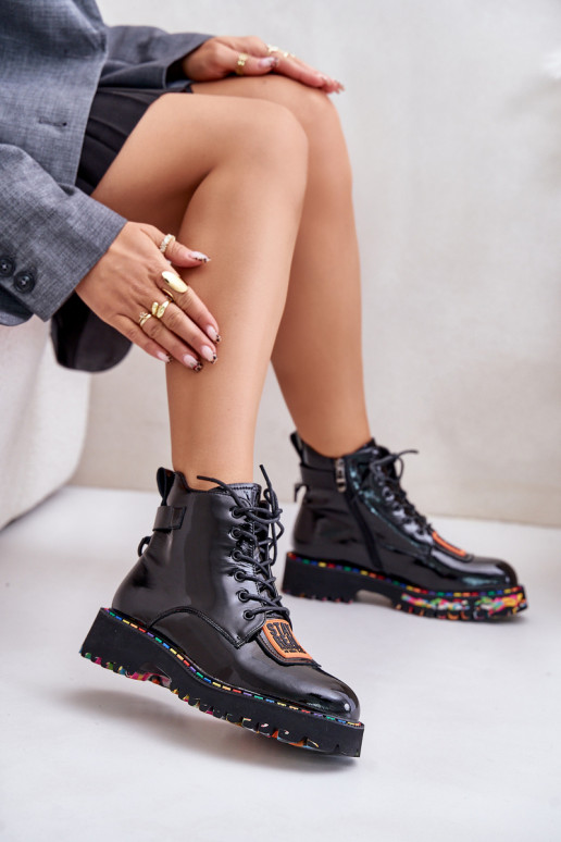 Lackierte, gefütterte Stiefel in Schwarz Artiker