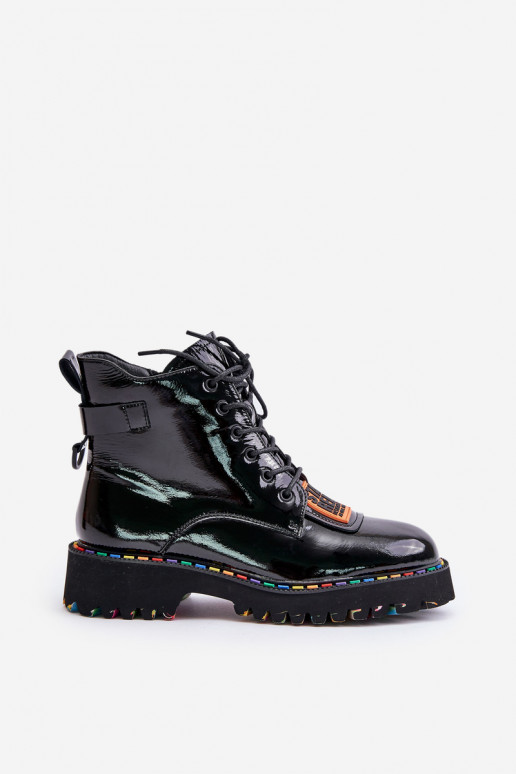 Lackierte, gefütterte Stiefel in... Lackierte, gefütterte Stiefel in...