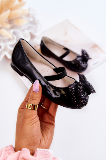 Schuhe mit Schleifen in...