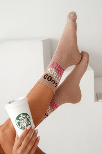 Socken Feminin mit einer Notiz Good Vibes Only Beige