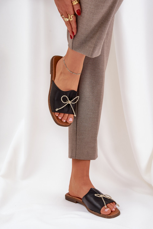 Hausschuhe Auf flacher Sohle dekorieren Kokardką schZuarze Farbe Deonelis