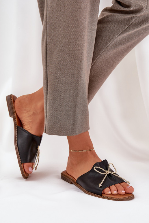 Hausschuhe Auf flacher Sohle dekorieren Kokardką schZuarze Farbe Deonelis