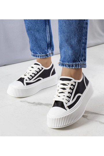 Schwarze Plateau-Sneakers...