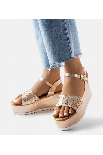 Goldene Plateausandalen...