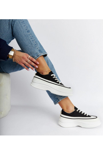 Schwarze Plateau-Sneakers...