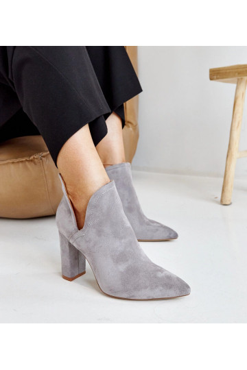 Taylan's graue Stiefeletten...