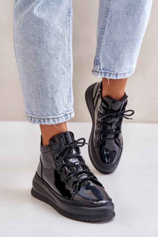 Sportliche Schuhe mit Lackeffekt und... Sportliche Schuhe mit Lackeffekt und...