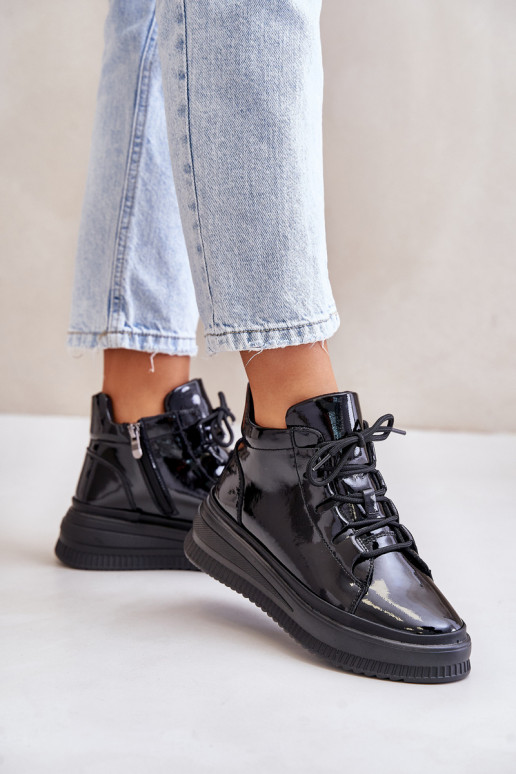 Sportliche Schuhe mit Lackeffekt und... Sportliche Schuhe mit Lackeffekt und...