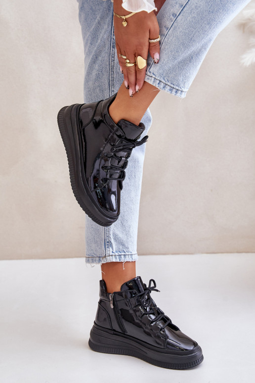 Sportliche Schuhe mit Lackeffekt und... Sportliche Schuhe mit Lackeffekt und...