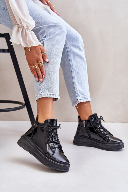 Sportliche Schuhe mit Lackeffekt und... Sportliche Schuhe mit Lackeffekt und...