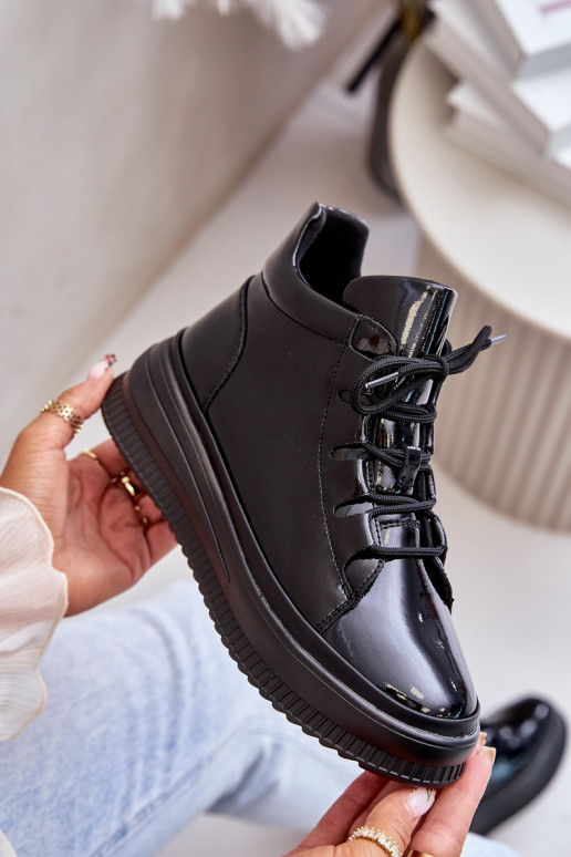 Sportliche Schuhe mit Lackeffekt und... Sportliche Schuhe mit Lackeffekt und...