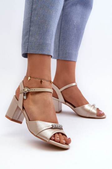 Damen Sandalen aus Kunstleder mit Absatz und schönen goldenen Details Narhi 2