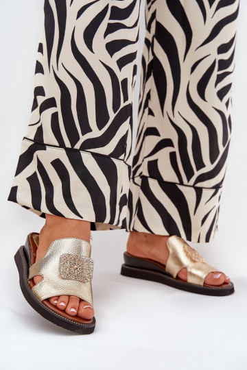 Damenhausschuhe Auf einem Keil Eko Haut mit Ornamenten goldene Farbe Sarela