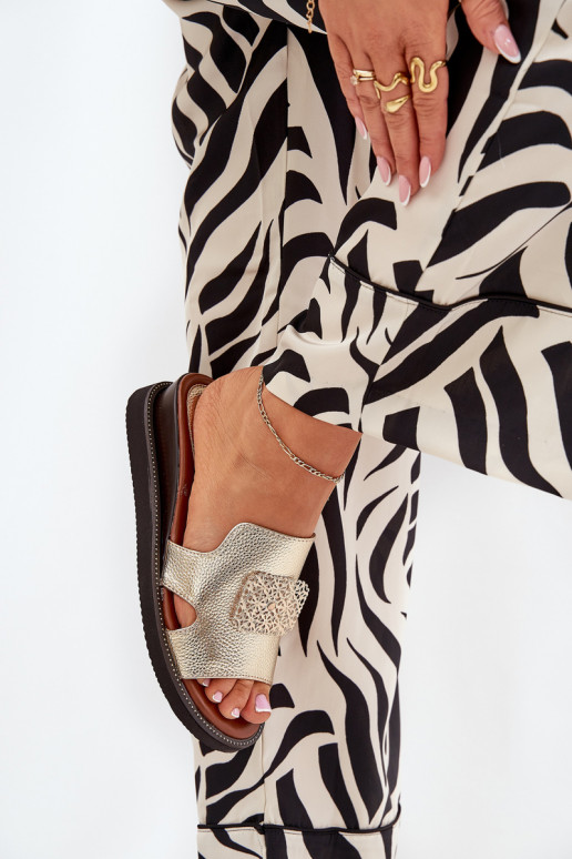 Damenhausschuhe Auf einem Keil Eko Haut mit Ornamenten goldene Farbe Sarela