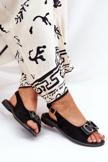 Flache Sandalen mit Ornamenten aus schwarzem Kunstwildleder