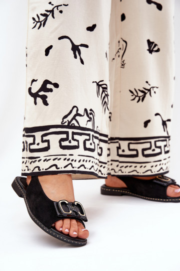 Flache Sandalen mit Ornamenten aus schwarzem Kunstwildleder 2