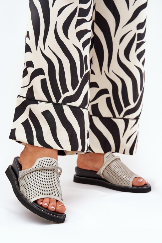 Damenhausschuhe Auf einem Keil Mit Zierband Silberfarbe TeriZues