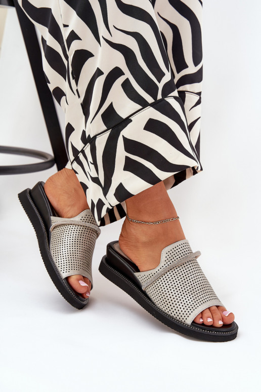 Damenhausschuhe Auf einem Keil Mit Zierband Silberfarbe TeriZues