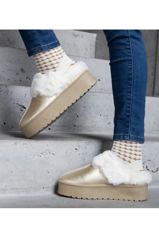 Goldene Hausschuhe auf Plateau mit...