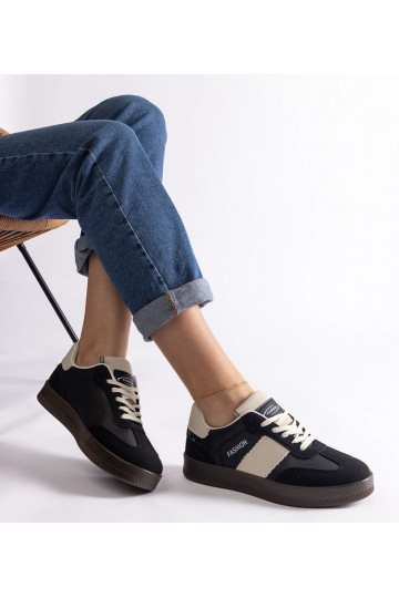 Schwarze Sneakers auf...