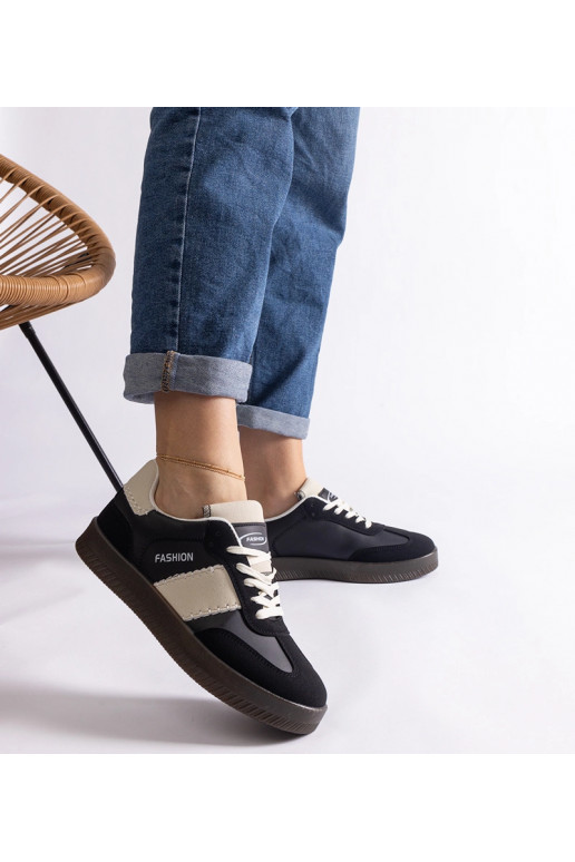 Schwarze Sneakers auf Plateausohle...