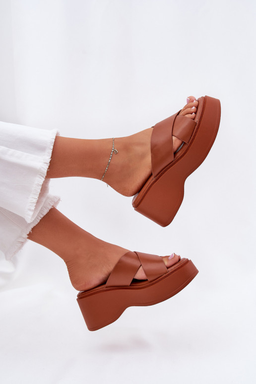 Damenhausschuhe mit einer Plattform I Koturnie braune Farbe Nelithraea Damenhausschuhe mit einer Plattform I Koturnie braune Farbe Nelithraea