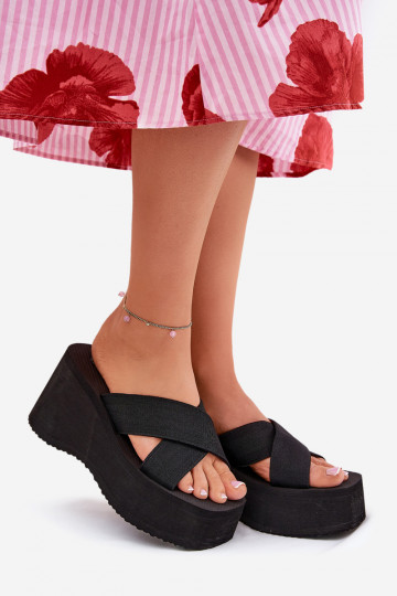 Damenhausschuhe Auf einem Keil und Plattform schZuarze Farbe Sevolee