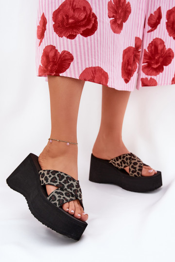 Damenflipflops mit Keil und Plateau in Schwarz mit Leopardenmuster Sevolee