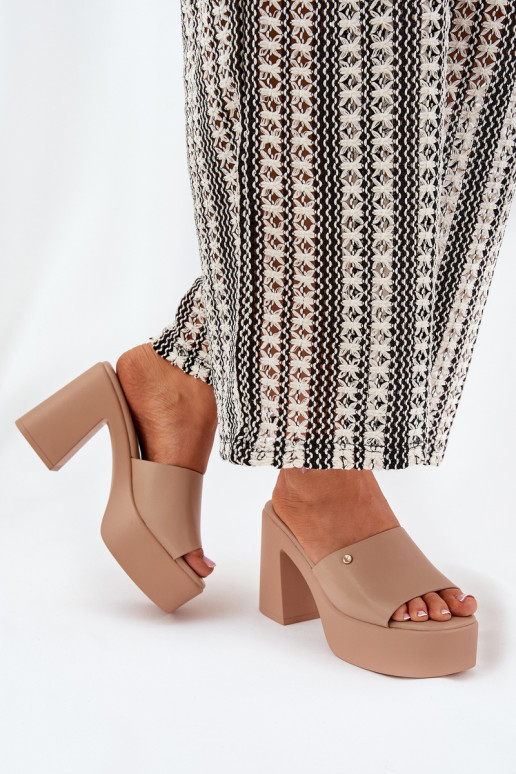 Feminin Hausschuhe aus Öko-Leder mit Absätzen und Plattform Khaki-Farbe Tamirella